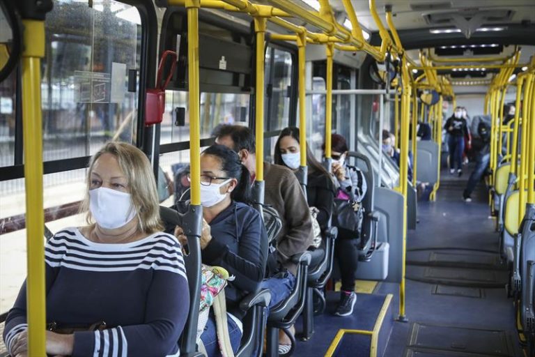 busao-mascara Uso de máscaras no transporte público de São Paulo não é mais obrigatório