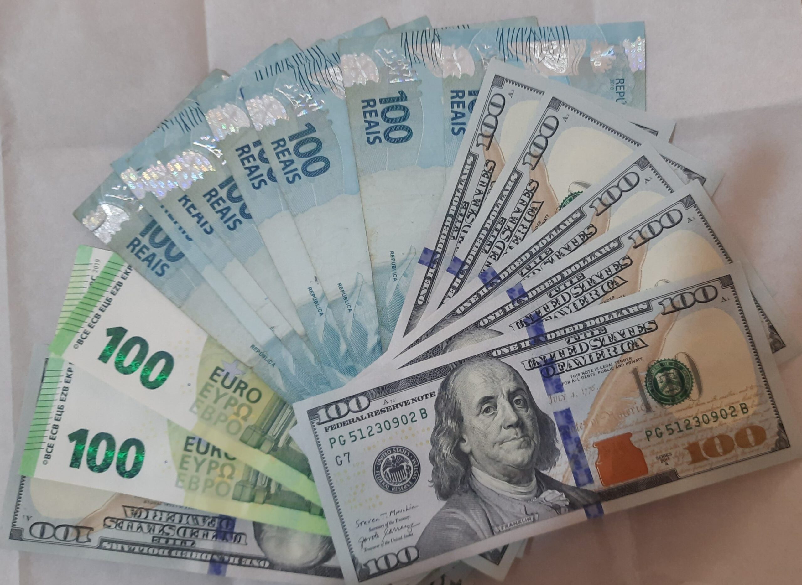 Dólar hoje: moeda abre semana em leve alta, cotada a R$ 4,82