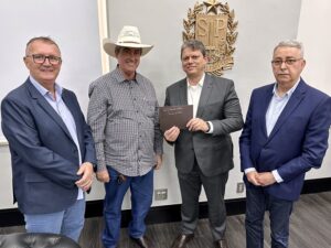 Chico-Convite-300x225 Em meio a selfies e vaidades políticas, vereador surpreende ao entregar reivindicações ao governador Tarcísio de Freitas em plena festividade