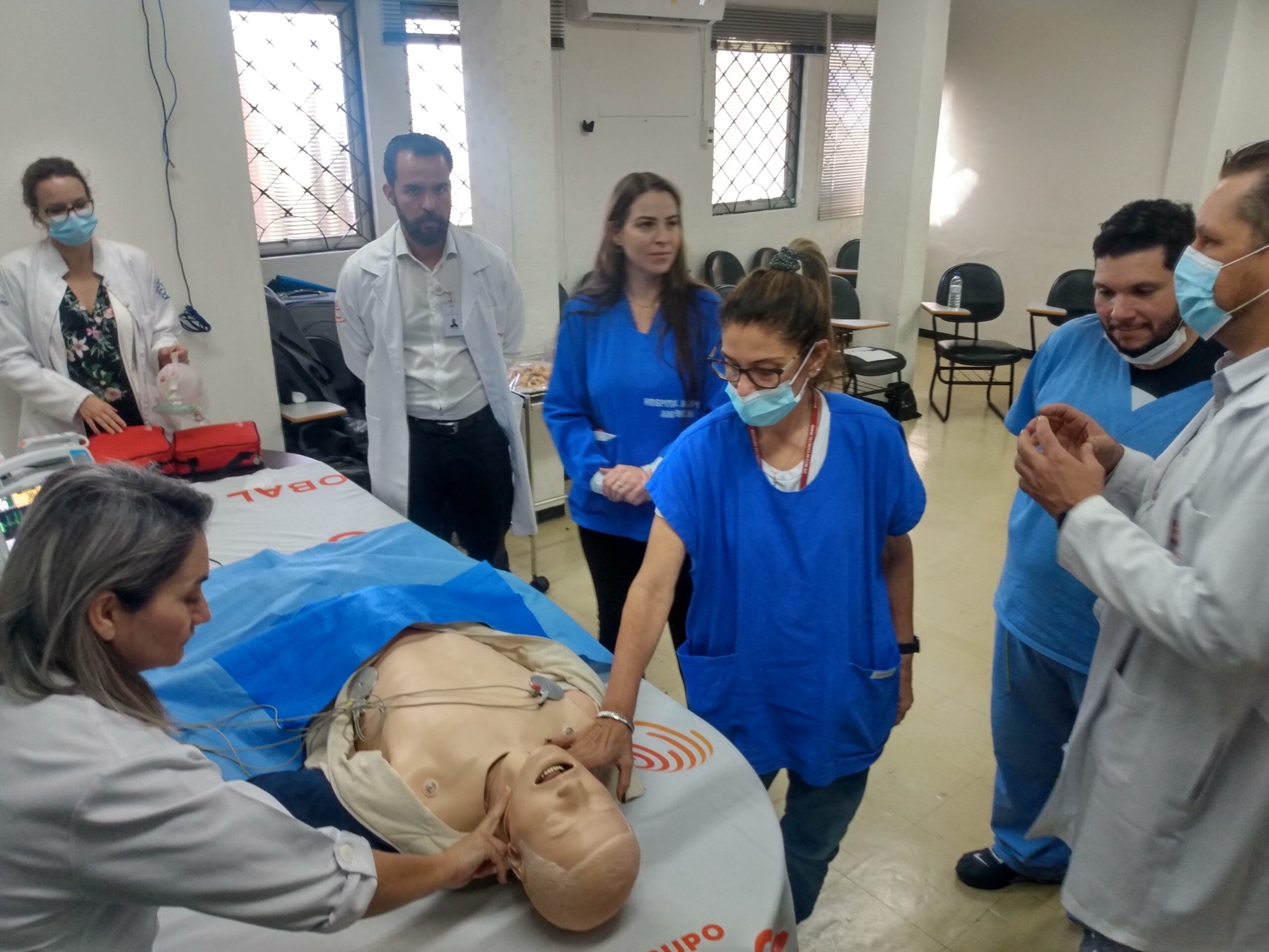 Hospital Municipal de Americana (SP) promove treinamento de Suporte Básico de Vida e uso do DEA para equipes de saúde