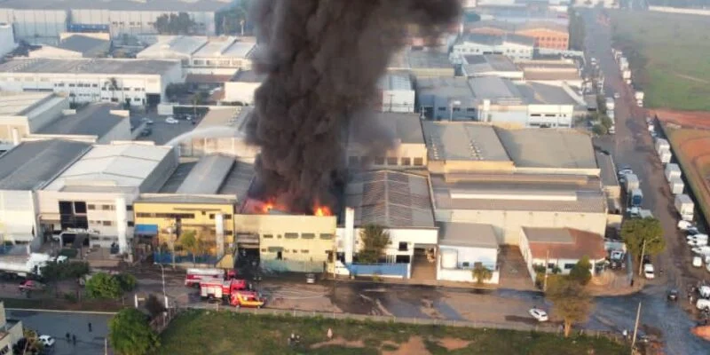 Incêndio atinge fábrica de velas no Werner Plaas em Americana (SP)