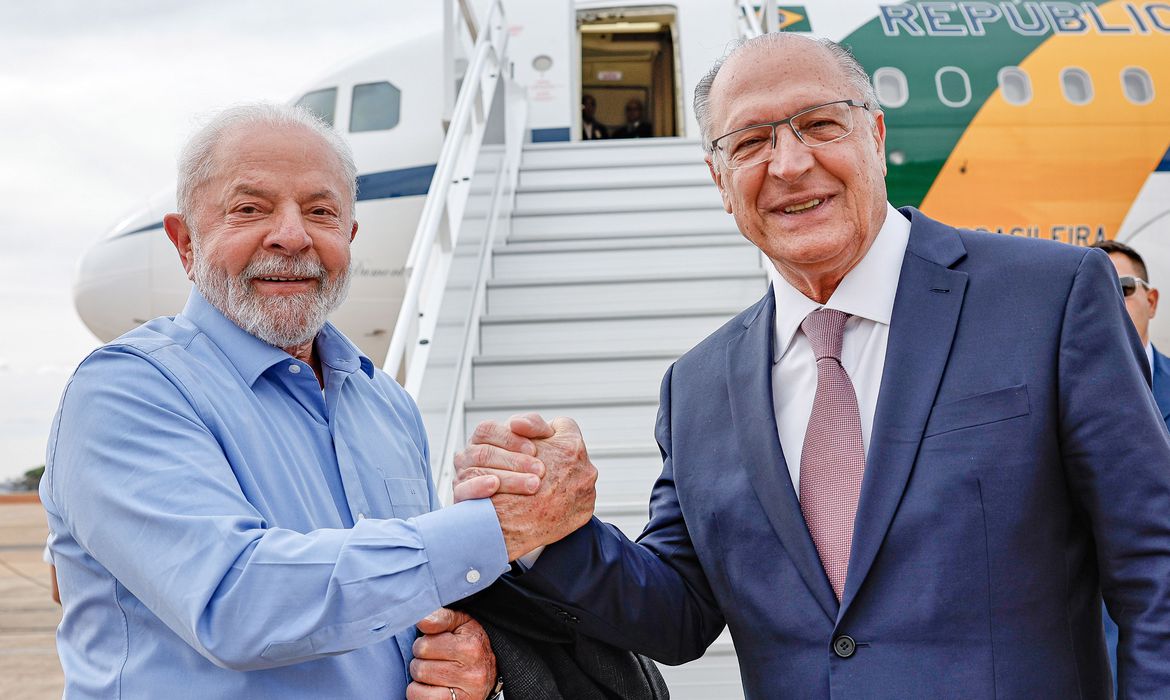 Lula estará na posse do presidente do Paraguai, reforçando sua reputação de viajante diplomático, com a conhecida frase “ele vai, mas volta”.