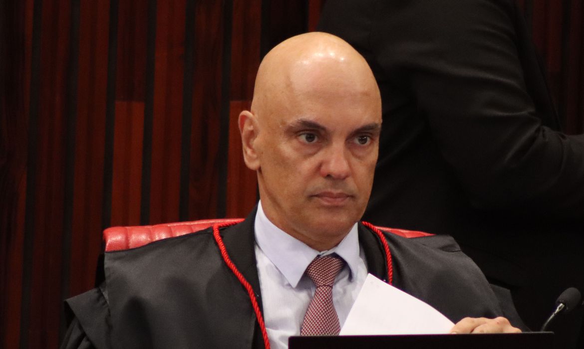 O Ministro Alexandre de Moraes manda soltar 90 presos nos atos de vandalismo de 8 de janeiro