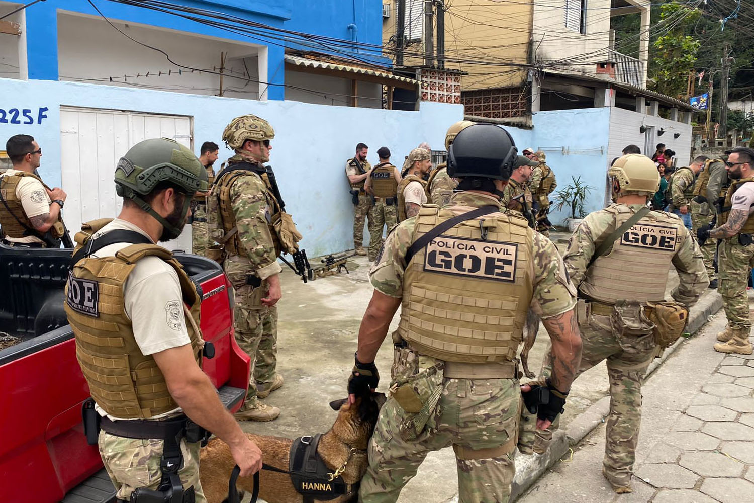 Polícia apreende munição, carregadores e drogas em ocupação ilegal no Guarujá