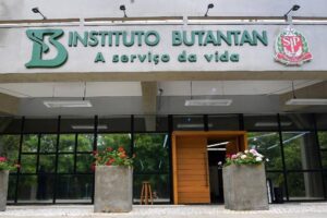 instituto-butantan-Foto-Carl-de-Souza-AFP-300x200 Vai Vendo Brasil Portal de Notícias