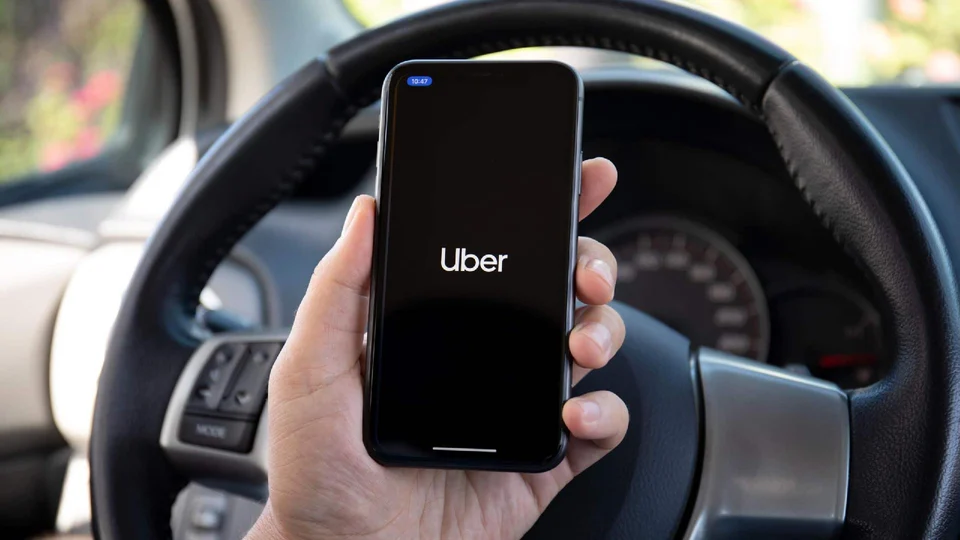Justiça do Trabalho decide que Uber deverá registrar motoristas –