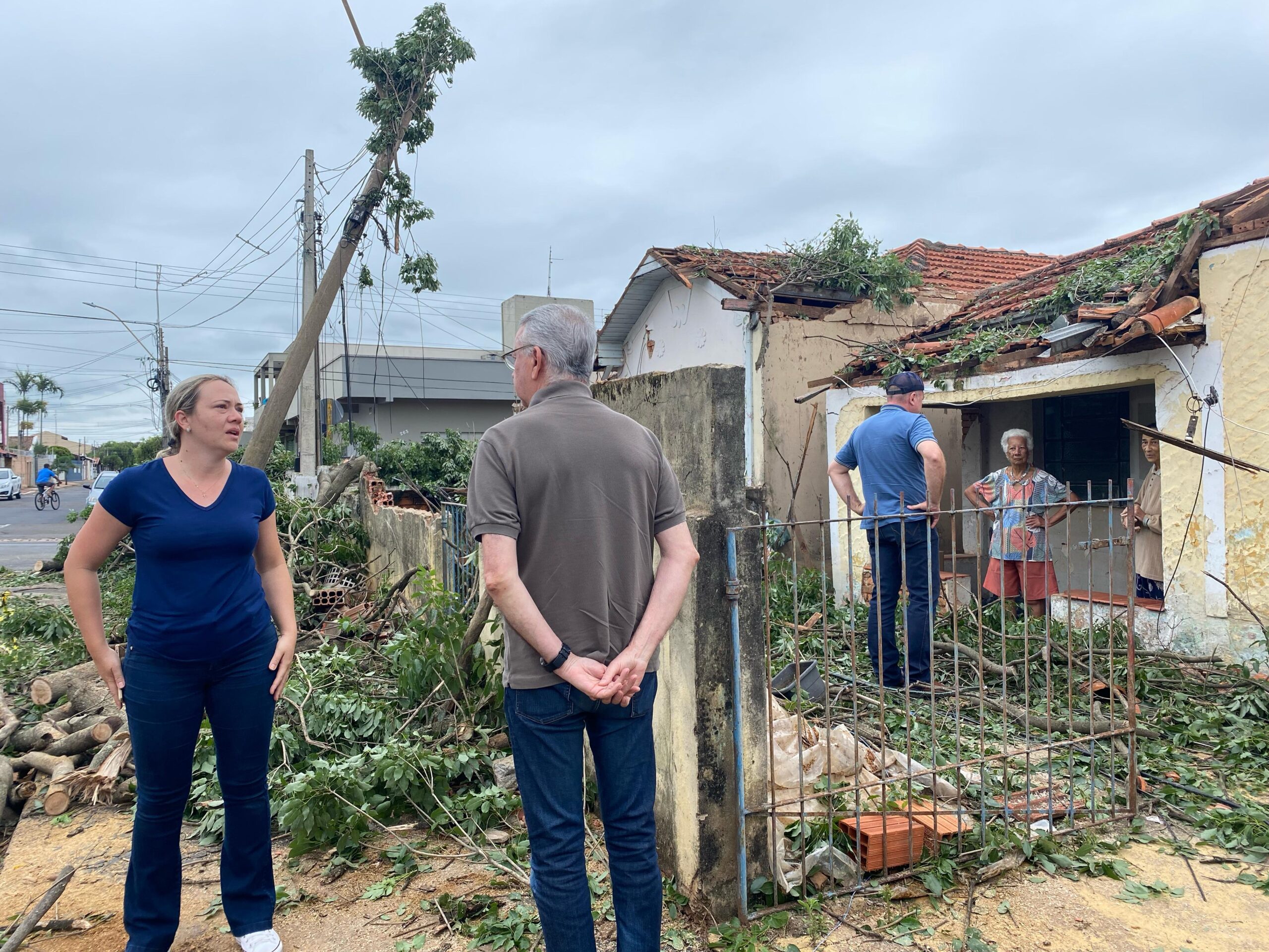 Manhã de sexta-feira (13) em Americana, estragos após temporal/