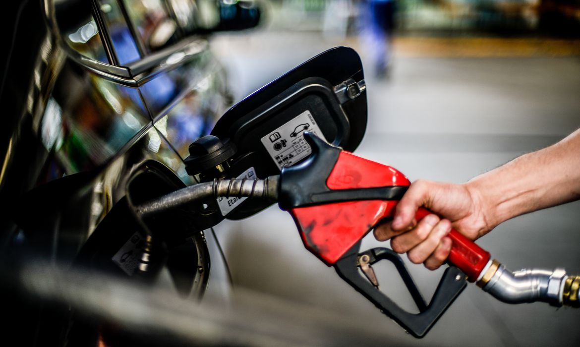 Brasil precisa reduzir carga tributária para diminuir o preço da gasolina, afirma especialista/