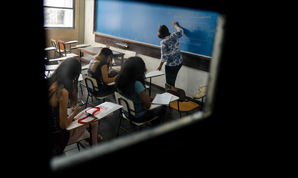 Professores enfrentam desafios para lidar com ataques virtuais/