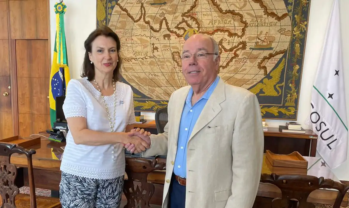 Chanceler indicada por Milei discute posse e Mercosul com Mauro Vieira/