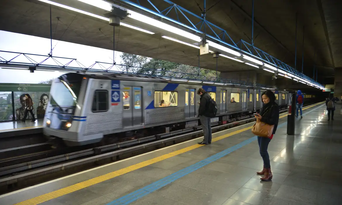 Sindicatos e servidores de SP contra privatizações, greve afeta funcionamento de trens e metrôs