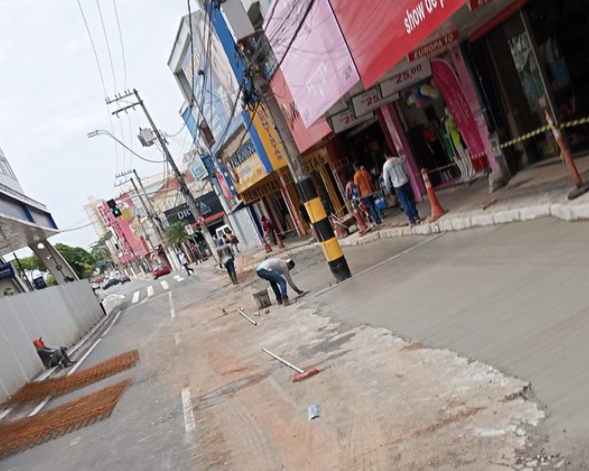 Prefeitura executa concretagem do novo ponto de táxi no Centro de Americana/