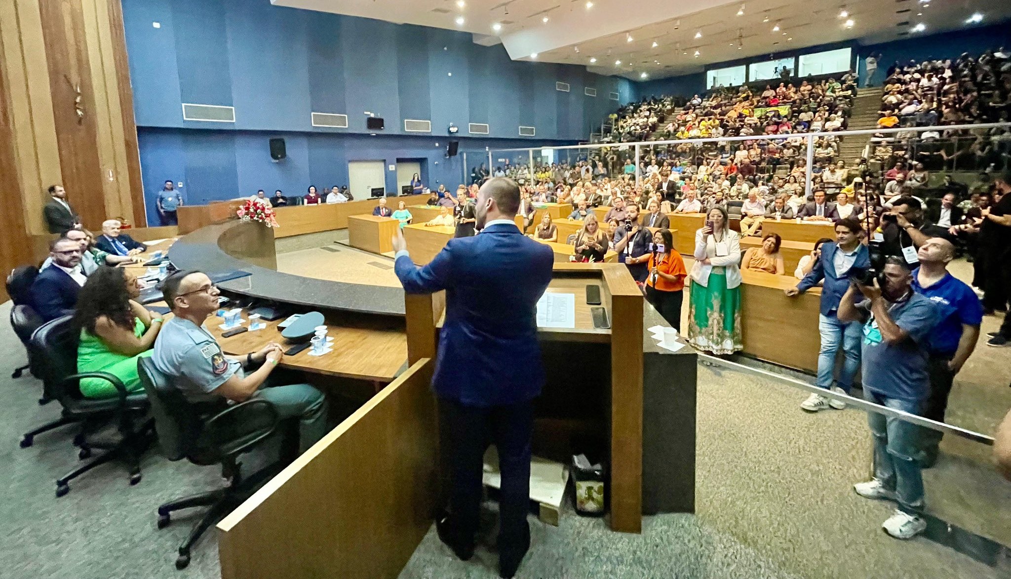Em Homenagem de titulo de cidadão em São Bernardo do Campo, Eduardo Bolsonaro chama Lula de “Cachaceiro” e cria confusão/