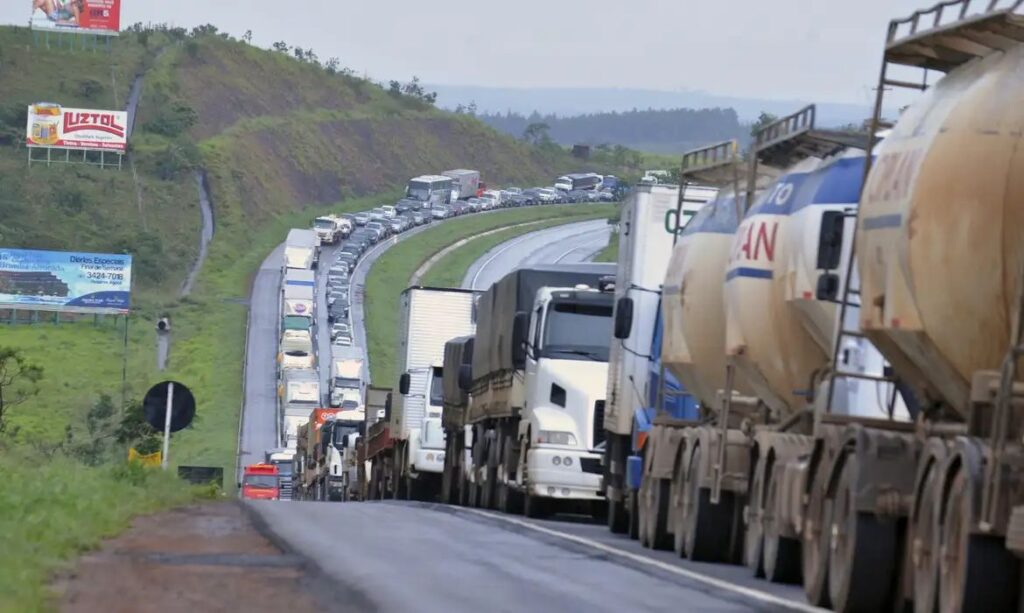 estrada-1024x613 Custo do transporte de cargas aumenta 32,7% em 2023 por má conservação das rodovias, aponta CNT