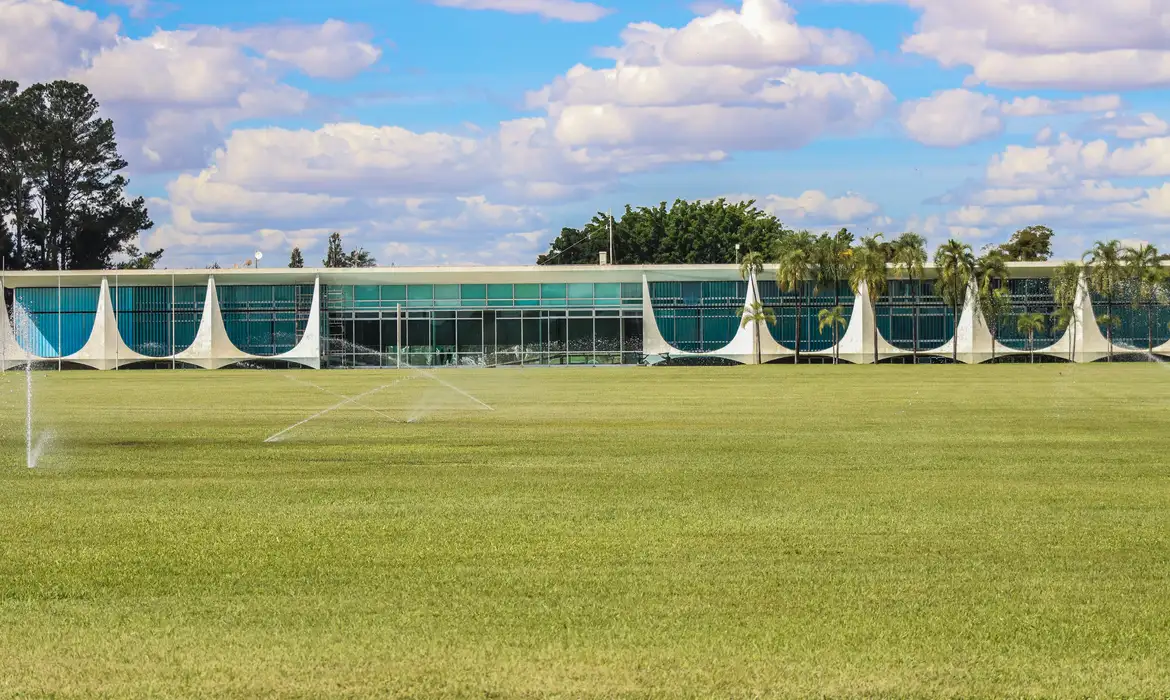 Um Motorista ainda não identificado, tenta invadir o Palácio da Alvorada, residência oficial do Presidente