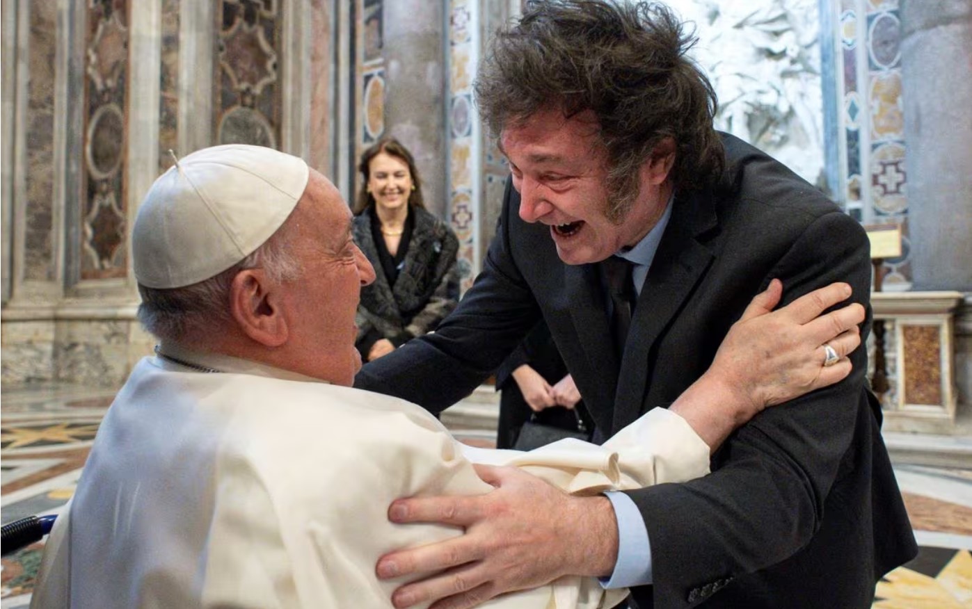 Javier Milei enterra a campanha para desacreditar o Papa Francisco com um abraço no Vaticano