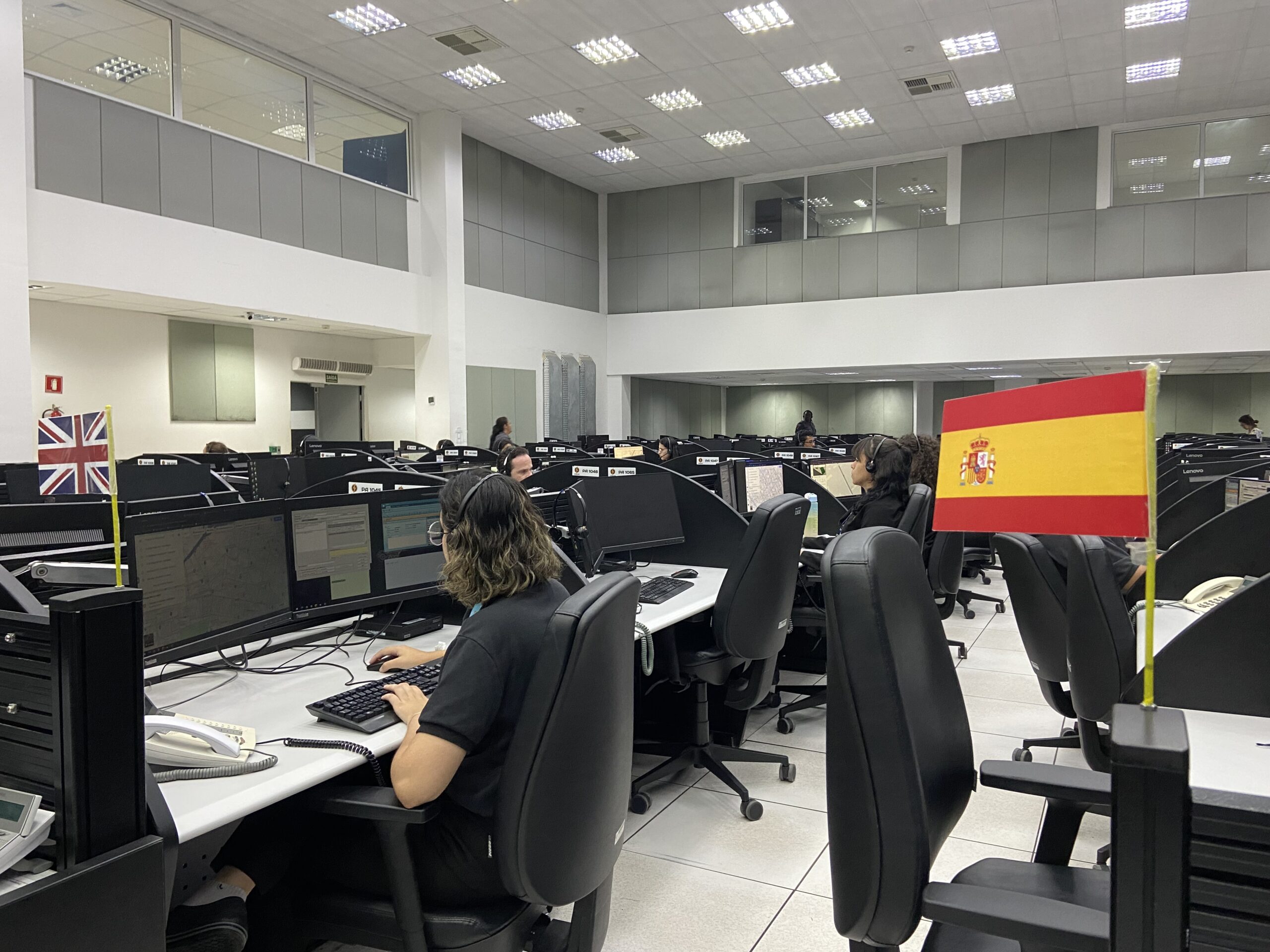 Polícia Militar oferece atendimento bilíngue 24h para turistas, 911 e 112 cai no 190