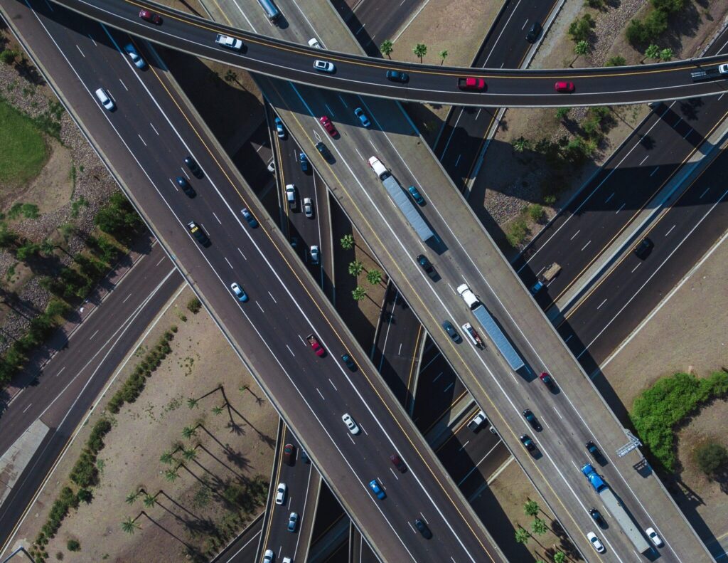 vista-aerea-de-um-cruzamento-rodoviario-movimentado-e-cheio-de-trafego-durante-o-dia-scaled-e1712016669462-1024x791 Concessionárias investiram 280% a mais em rodovias federais que poder público em 2022