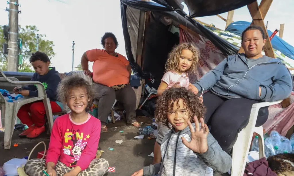 e3a4e0c1-926c-4388-8068-7fdde5889435-1024x613 Famílias improvisam acampamentos em rodovias para vigiar suas casas