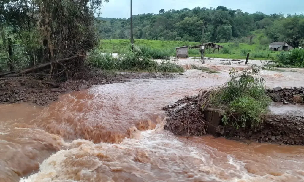 vista_alegre_estrada_vicinal_se_transformou_em_rio._infraestrutura_de_acesso_e_escoamento_da_producao_camponesa_totalmente_destruida_em_70_do-1024x613 Climatologista aponta risco de mais desastres ambientais no mundo