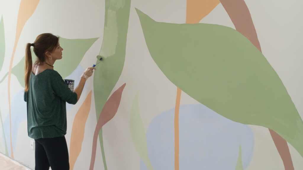 Artista-maternidade-AM-1024x574 A artista plástica Valéria Milanez Scrich realiza os últimos retoques do painel floral na Maternidade de Americana