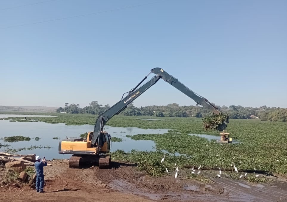 Prefeitura de Americana fiscaliza manejo de macrófitas na Represa do Salto Grande