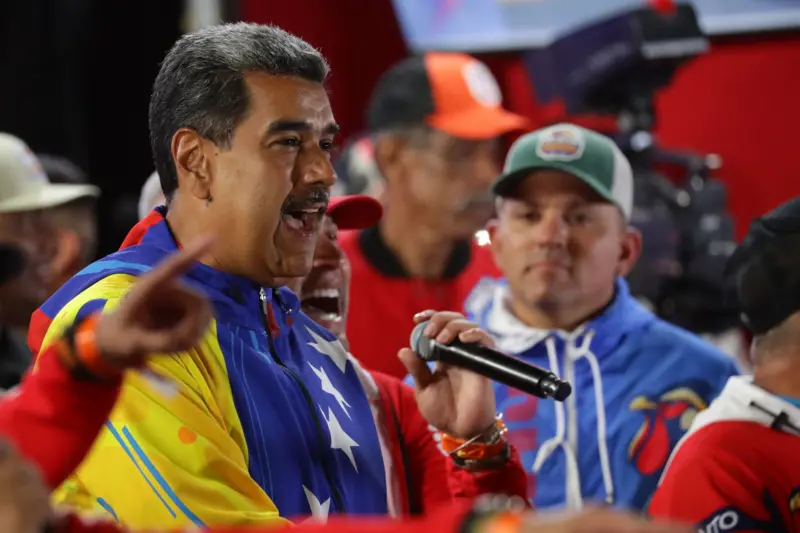 Tensão na Venezuela: a autoridade eleitoral, sob controle chavista, dá a vitória a Maduro e a oposição a rejeita