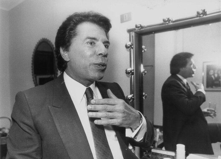 Silvio Nos deixa hoje  aos 93 anos Silvio Santos, o maior Comunicador e nome da história da TV brasileira