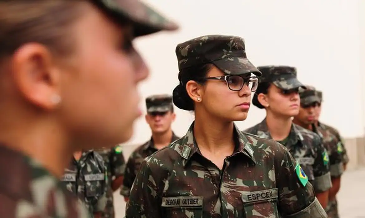 Mulheres poderão se alistar no serviço militar voluntariamente aos 18 anos