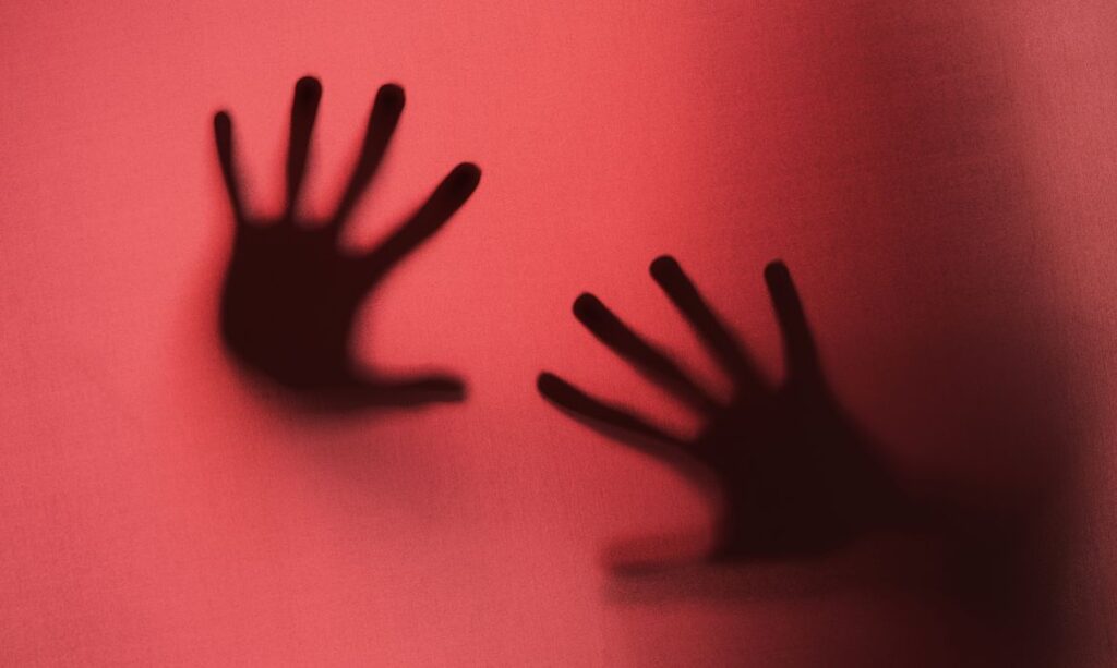 silhuetas-de-maos-aterrorizantes-no-estudio-1024x613 País registra 164,2 mil estupros de crianças e adolescentes em 3 anos
