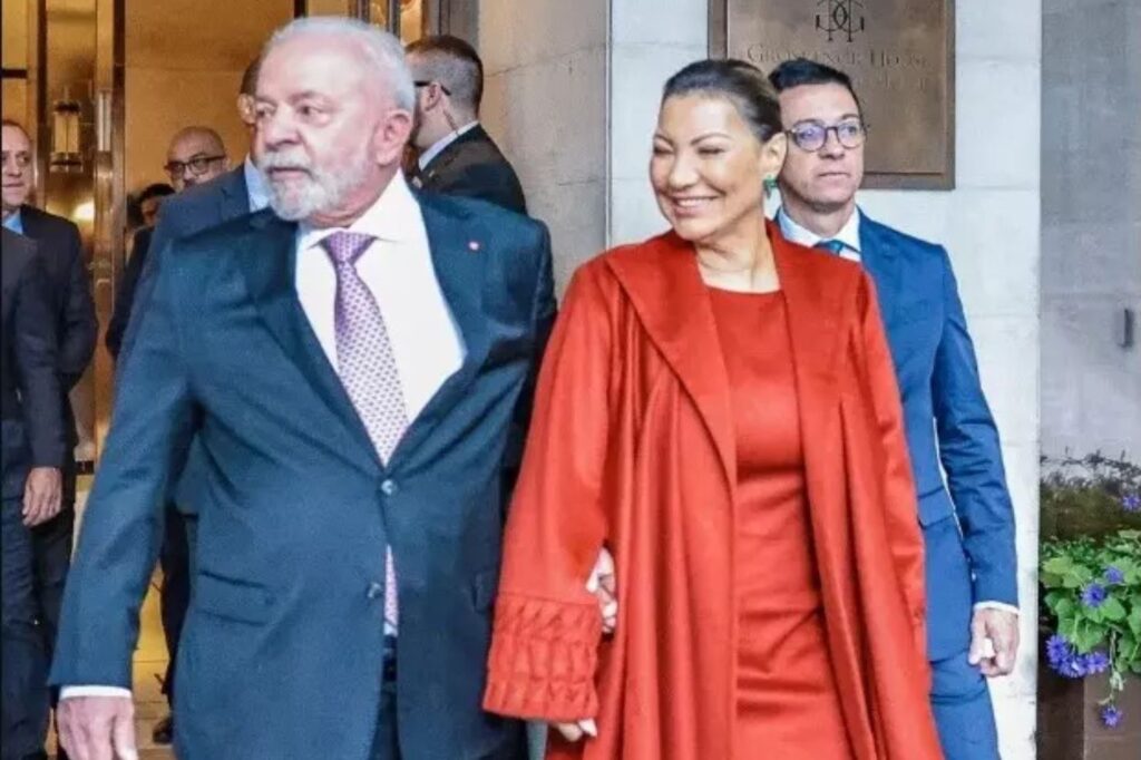 Lula-Janja-vestido-vermelho-1024x682 E disse o Sr. Presidente Luiz Inácio: "Pouco dinheiro na mão de todos significa crescimento"
