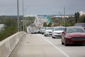 fuga-florida-300x200 Furacão Milton: Flórida Ordena Evacuação de 5,9 Milhões de Pessoas