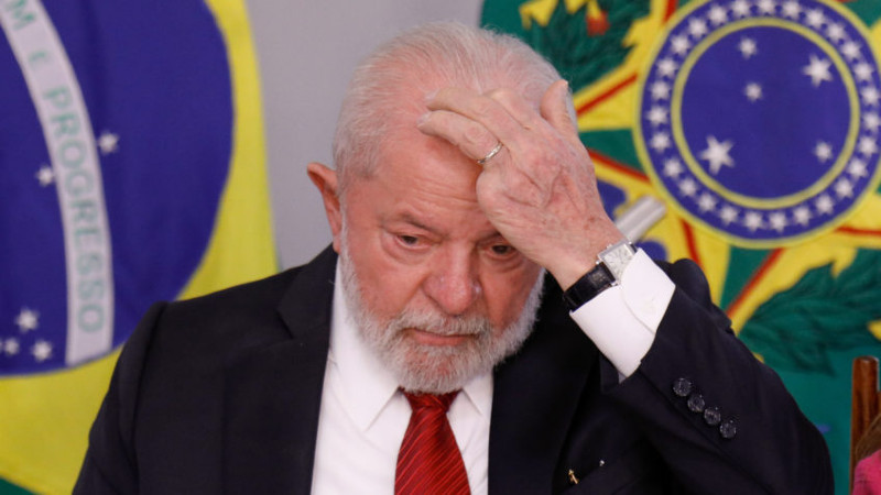 lula-triste Queda na Popularidade do Presidente Lula: Desafios e Perspectivas