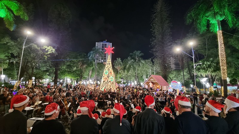 “EnCantos e Luzes de Natal 2024” é inaugurado em Americana