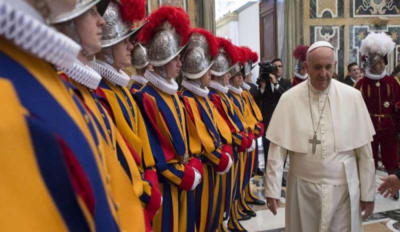 Guarda Suíça ensaia para o funeral do Papa Francisco após camerlengo assumir Vaticano