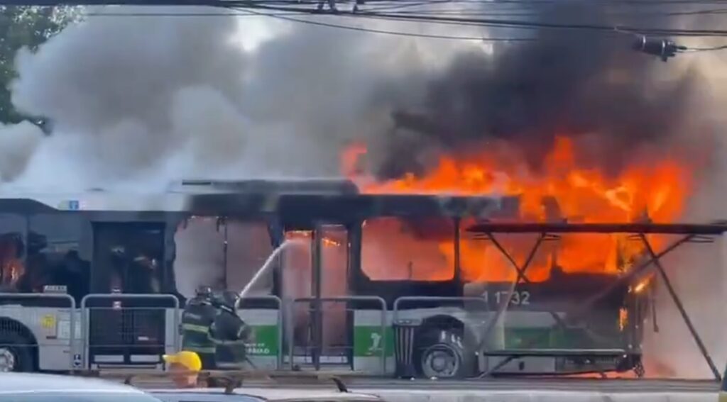 onibus-aviao-1024x567 Acidente com Avião de Pequeno Porte na Barra Funda: Dois Mortos e Dois Feridos