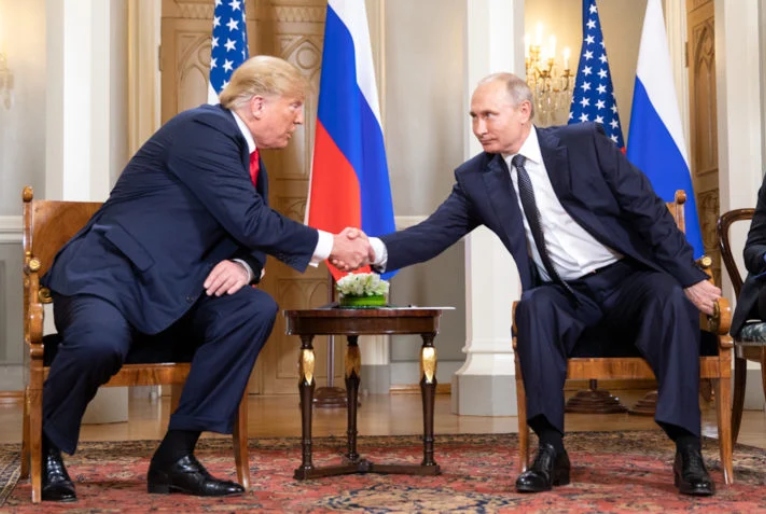 Rússia confirma que haverá conversa por telefone entre Vladimir Putin e Donald Trump nesta terça (18)