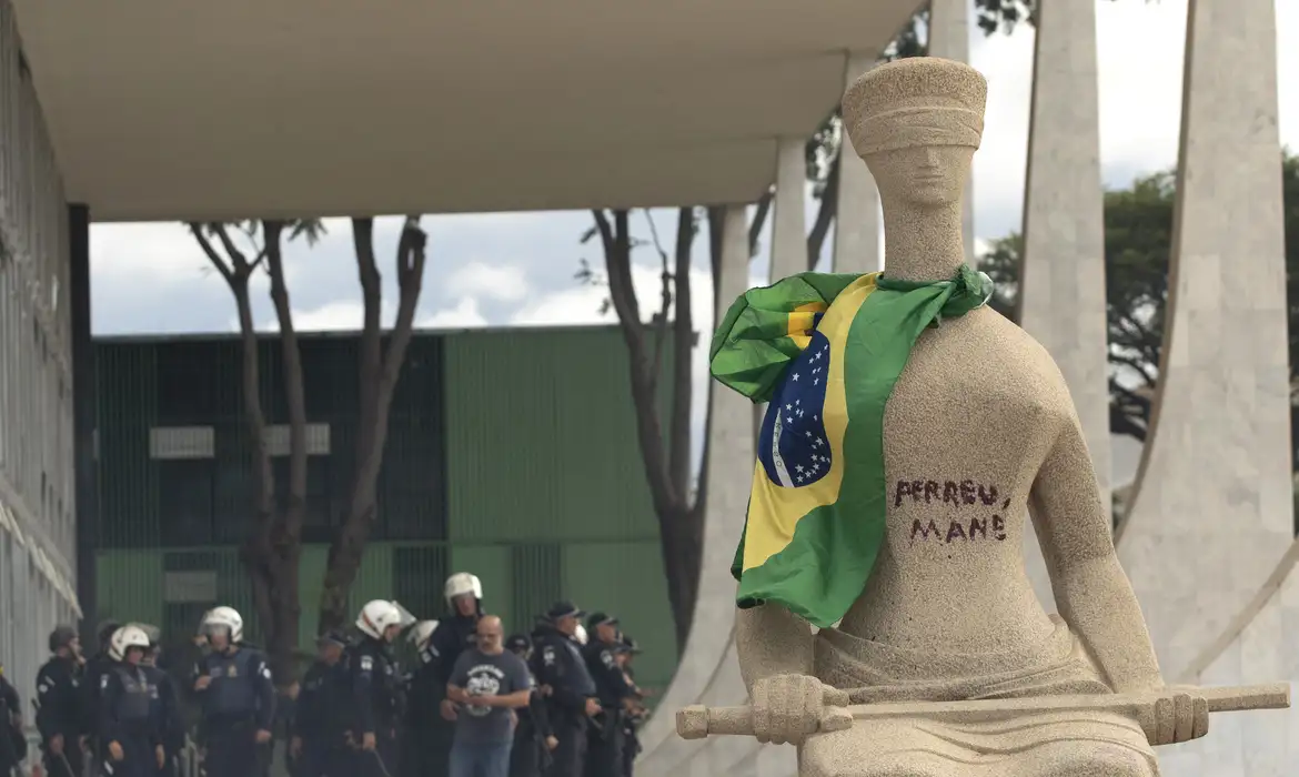 STF suspende julgamento de mulher que pichou estátua e “tentou golpe”