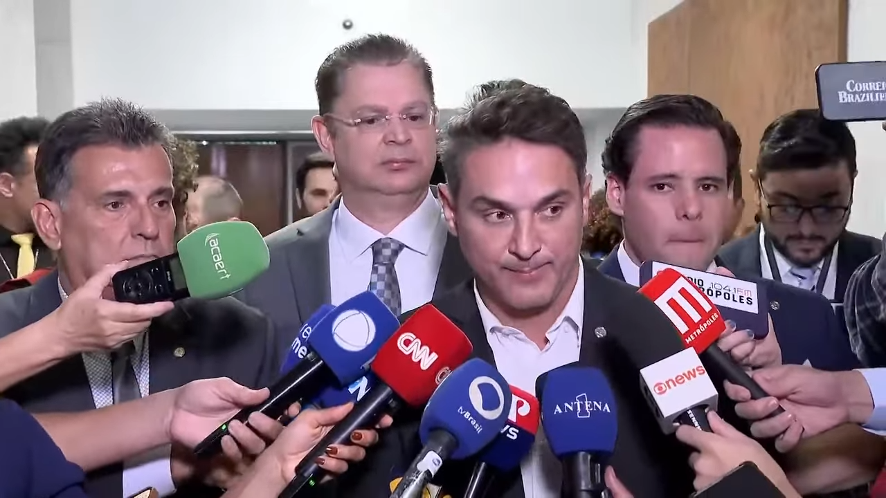 Partido Liberal (PL) intensifica obstrução na Câmara em protesto contra adiamento do projeto de anistia aos envolvidos nos atos de 8 de janeiro.