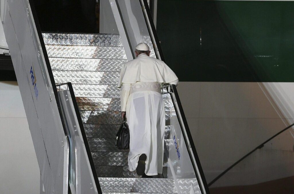 papa-subindo-a-escada-1024x675 Papa Francisco morre aos 88 anos: Igreja Católica inicia processo de sucessão