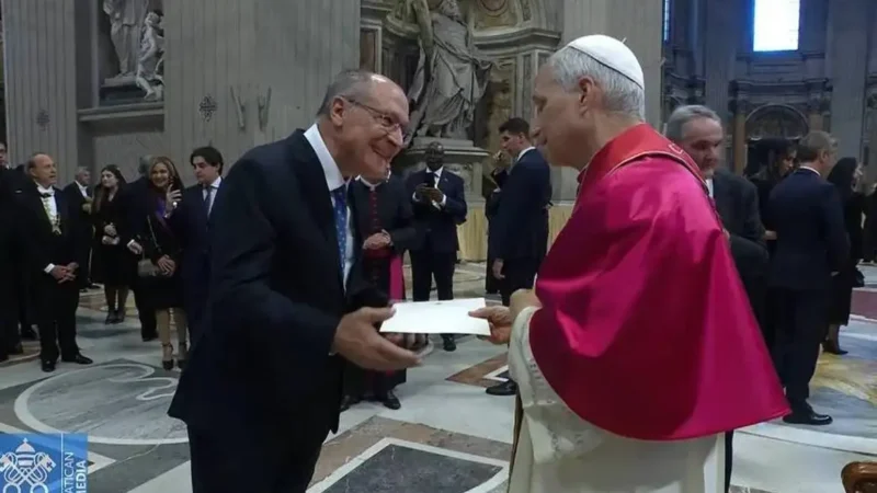 Alckmin entrega ao Papa convite para visitar o Brasil durante a COP30