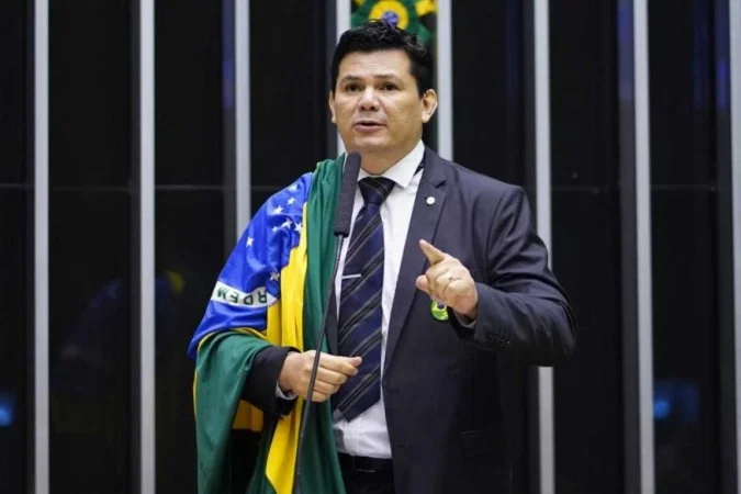 Deputado tem mandato suspenso por três meses após ofensas a Gleisi Hoffmann