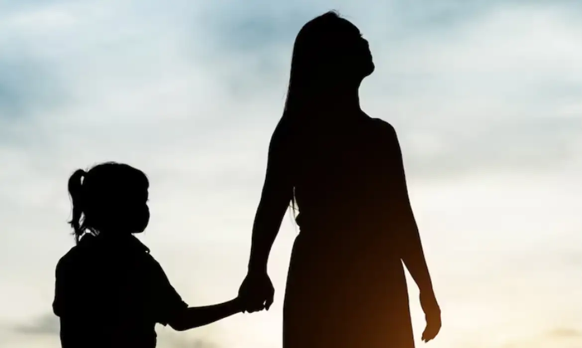 Mães solo enfrentam barreiras na garantia de direitos aos filhos