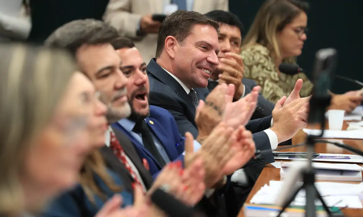 CCJ da Câmara aprova suspensão da ação contra Ramagem e pode beneficiar Bolsonaro