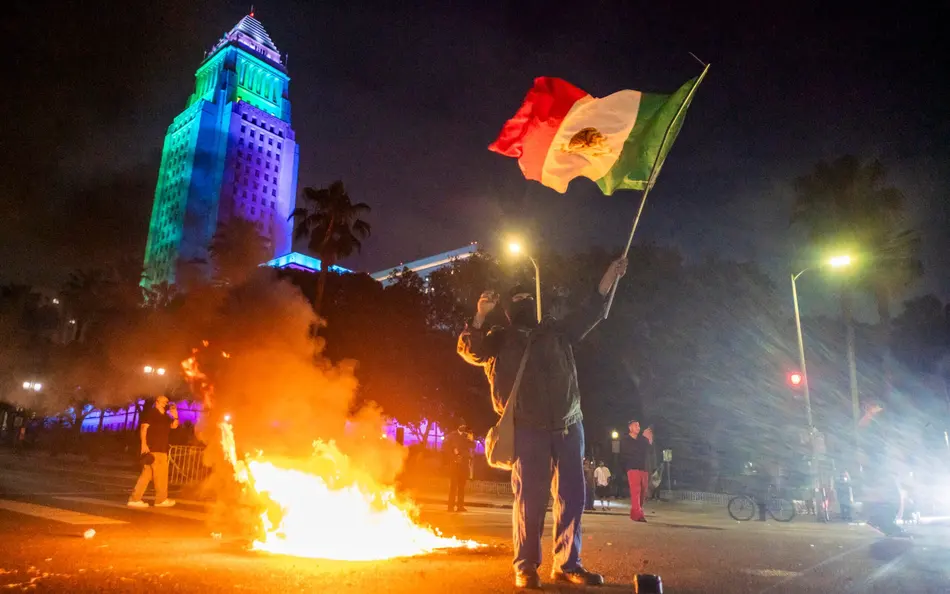 AFP__20250609__49MX6EV__v2__HighRes__TopshotUsPoliticsImmigration-scaled-aspect-ratio-512-320 Trump ordena tropas federais para ‘libertar Los Angeles’ em meio a protestos contra deportações