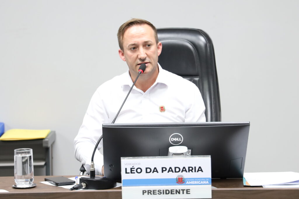 Leo-Mesa-1024x683 Léo da Padaria pede informações sobre políticas públicas de arborização e medidas locais frente a emergências climáticas