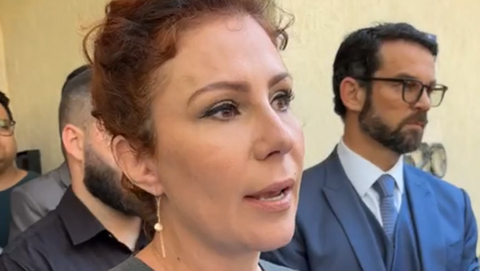 Zambelloi Carla Zambelli deixa o Brasil após condenação no STF