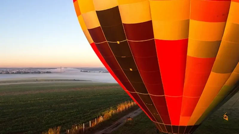 Balão pega fogo e cai em SC; 8 pessoas morrem e 13 sobrevivem