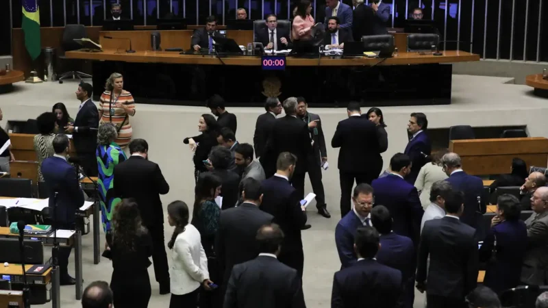 Governo ainda avalia se vai ao Supremo por IOF, diz AGU