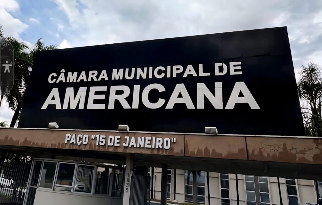 Camara-de-Americana-entrada-scaled-e1753798664463-1024x652 Câmara desacelera, mas não para: vereadores atendem bairros e serviços públicos — sessões voltam dia 05